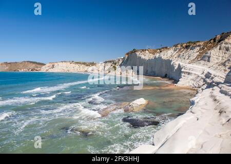 Realmonte, Agrigento, Sicile, Italie. Vue le long de la côte depuis les falaises de calcaire blanc de la Scala dei Turchi. Banque D'Images