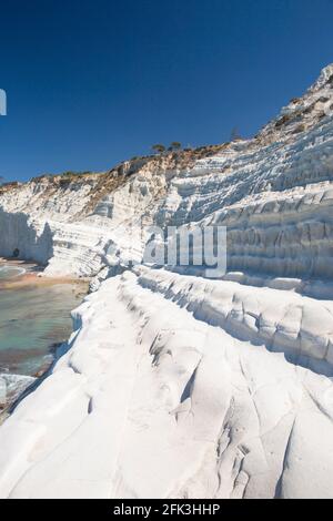 Realmonte, Agrigento, Sicile, Italie. Vue panoramique sur les falaises de calcaire blanc éblouissantes de la Scala dei Turchi. Banque D'Images