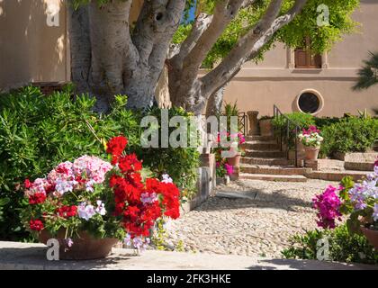 Agrigento, Sicile, Italie. Jardins colorés et terrasse avant de la Villa Aurea, Vallée des temples. Banque D'Images