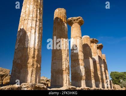 Agrigento, Sicile, Italie. Colonnes imposantes du Temple des Heracles, Vallée des temples. Banque D'Images