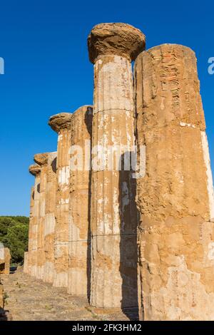 Agrigento, Sicile, Italie. Colonnes imposantes du Temple des Heracles, Vallée des temples. Banque D'Images