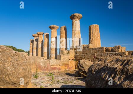 Agrigento, Sicile, Italie. Colonnes cannelées du Temple des Heracles, Vallée des temples. Banque D'Images