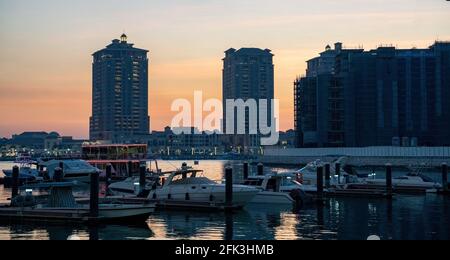 Image de fond de la zone résidentielle de Doha Pearl et de la zone de la marina Zone de la marina Banque D'Images