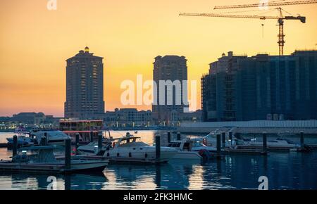 Image de fond de la zone résidentielle de Doha Pearl et de la zone de la marina Zone de la marina Banque D'Images