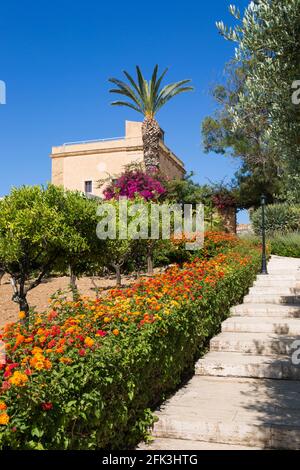 Agrigento, Sicile, Italie. Jardins de l'hôtel-boutique historique Baglio della Luna, fleurs colorées de la lantana commune en vue. Banque D'Images