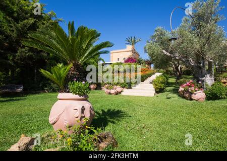 Agrigento, Sicile, Italie. Jardins paysagers de l'hôtel-boutique historique Baglio della Luna. Banque D'Images