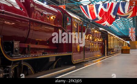 York, Yorkshire du Nord, Angleterre. 1926 locomotive à vapeur LMS et voitures royales exposées sous Union Jacks au Musée national des chemins de fer. Banque D'Images