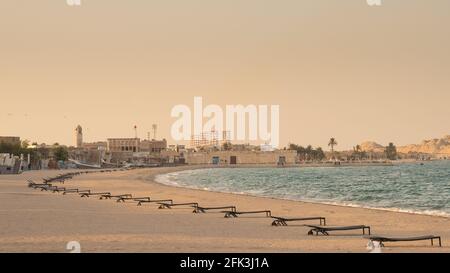 Belles plages au Qatar. Plage Al wakrah. Mise au point sélective Banque D'Images