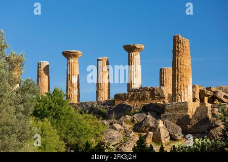 Agrigento, Sicile, Italie. Colonnes cannelées du Temple des Heracles, Vallée des temples. Banque D'Images