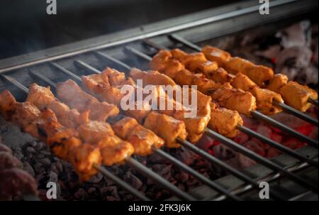 Cuisine traditionnelle arabe Shish taouk sur le grill. Cuisine traditionnelle. Banque D'Images