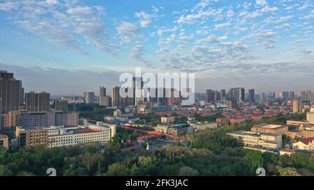 Tangshan. 26 avril 2021. La photo aérienne prise le 26 avril 2021 montre la vue sur la ville de Tangshan, dans la province de Hebei, au nord de la Chine. La ville de Tangshan, dans la province de Hebei au nord de la Chine, s'inclinant contre les montagnes Yanshan, face à la mer de Bohai, En plus de contiguë à Pékin et Tianjin, est le berceau de l'industrie moderne de la Chine, un miracle de reprise après l'horrible tremblement de terre de 1976 et aussi la ville natale de Li Dazhao, un co-fondateur du Parti communiste de Chine (PCC). Credit: Yang Shiyao/Xinhua/Alay Live News Banque D'Images