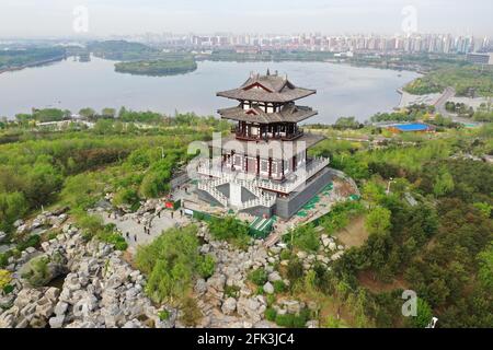 Tangshan. 26 avril 2021. La photo aérienne prise le 26 avril 2021 montre le parc du lac Nanhu à Tangshan, dans la province de Hebei, au nord de la Chine. La ville de Tangshan, dans la province de Hebei au nord de la Chine, s'inclinant contre les montagnes Yanshan, face à la mer de Bohai, En plus de contiguë à Pékin et Tianjin, est le berceau de l'industrie moderne de la Chine, un miracle de reprise après l'horrible tremblement de terre de 1976 et aussi la ville natale de Li Dazhao, un co-fondateur du Parti communiste de Chine (PCC). Credit: Xing Guangli/Xinhua/Alay Live News Banque D'Images