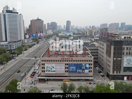 Tangshan. 26 avril 2021. La photo aérienne prise le 26 avril 2021 montre le magasin de Tangshan à Tangshan City, dans la province de Hebei, au nord de la Chine. La ville de Tangshan, dans la province de Hebei au nord de la Chine, s'inclinant contre les montagnes Yanshan, face à la mer de Bohai, En plus de contiguë à Pékin et Tianjin, est le berceau de l'industrie moderne de la Chine, un miracle de reprise après l'horrible tremblement de terre de 1976 et aussi la ville natale de Li Dazhao, un co-fondateur du Parti communiste de Chine (PCC). Credit: Jin Haoyuan/Xinhua/Alamy Live News Banque D'Images