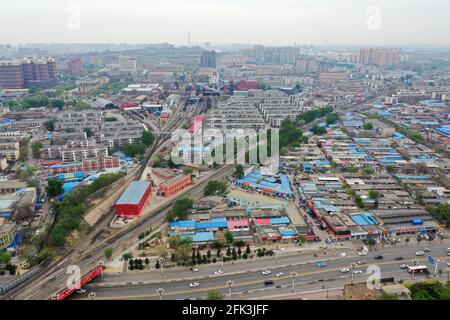 Tangshan. 26 avril 2021. La photo aérienne prise le 26 avril 2021 montre la mine de charbon Kailuan à Tangshan City, dans la province de Hebei, au nord de la Chine. La ville de Tangshan, dans la province de Hebei au nord de la Chine, s'inclinant contre les montagnes Yanshan, face à la mer de Bohai, En plus de contiguë à Pékin et Tianjin, est le berceau de l'industrie moderne de la Chine, un miracle de reprise après l'horrible tremblement de terre de 1976 et aussi la ville natale de Li Dazhao, un co-fondateur du Parti communiste de Chine (PCC). Credit: Xing Guangli/Xinhua/Alay Live News Banque D'Images