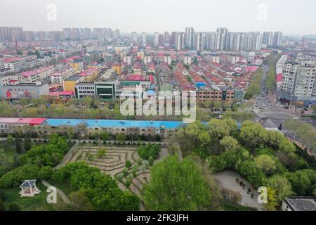 Tangshan. 26 avril 2021. Photo aérienne prise le 26 avril 2021 montre le comté de Laoting, la ville natale de Li Dazhao, co-fondateur du Parti communiste de Chine (PCC), à Tangshan City, dans la province de Hebei, au nord de la Chine. La ville de Tangshan, dans la province de Hebei au nord de la Chine, s'est penchée contre les montagnes Yanshan, face à la mer de Bohai, et a contiguë à Beijing et Tianjin, est le berceau de l'industrie moderne de la Chine, un miracle de reprise après l'horrible tremblement de terre de 1976 et aussi la ville natale de Li Dazhao. Credit: Xing Guangli/Xinhua/Alay Live News Banque D'Images