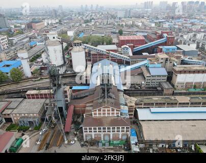 Tangshan. 26 avril 2021. La photo aérienne prise le 26 avril 2021 montre la mine de charbon Kailuan à Tangshan City, dans la province de Hebei, au nord de la Chine. La ville de Tangshan, dans la province de Hebei au nord de la Chine, s'inclinant contre les montagnes Yanshan, face à la mer de Bohai, En plus de contiguë à Pékin et Tianjin, est le berceau de l'industrie moderne de la Chine, un miracle de reprise après l'horrible tremblement de terre de 1976 et aussi la ville natale de Li Dazhao, un co-fondateur du Parti communiste de Chine (PCC). Credit: Jin Haoyuan/Xinhua/Alamy Live News Banque D'Images