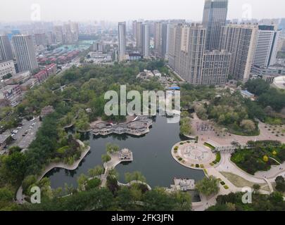 Tangshan. 26 avril 2021. Photo aérienne prise le 26 avril 2021 montre le parc Dazhao dans la ville de Tangshan, dans la province de Hebei, au nord de la Chine. La ville de Tangshan, dans la province de Hebei au nord de la Chine, s'inclinant contre les montagnes Yanshan, face à la mer de Bohai, En plus de contiguë à Pékin et Tianjin, est le berceau de l'industrie moderne de la Chine, un miracle de reprise après l'horrible tremblement de terre de 1976 et aussi la ville natale de Li Dazhao, un co-fondateur du Parti communiste de Chine (PCC). Credit: Jin Haoyuan/Xinhua/Alamy Live News Banque D'Images