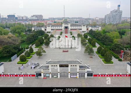 Tangshan. 26 avril 2021. Photo aérienne prise le 26 avril 2021 montre la salle du souvenir de Li Dazhao, cofondateur du Parti communiste de Chine (PCC), dans le comté de Laoting de la ville de Tangshan, dans la province de Hebei, au nord de la Chine. La ville de Tangshan, dans la province de Hebei au nord de la Chine, s'est penchée contre les montagnes Yanshan, face à la mer de Bohai, et a contiguë à Beijing et Tianjin, est le berceau de l'industrie moderne de la Chine, un miracle de reprise après l'horrible tremblement de terre de 1976 et aussi la ville natale de Li Dazhao. Credit: Jin Haoyuan/Xinhua/Alamy Live News Banque D'Images