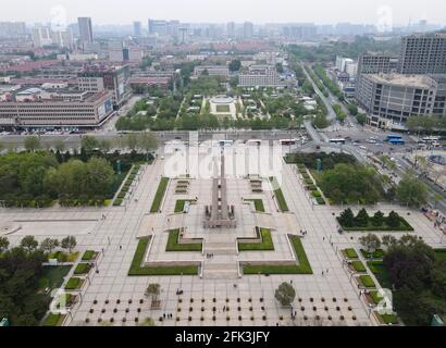 Tangshan. 26 avril 2021. La photo aérienne prise le 26 avril 2021 montre le monument du Quake de Tangshan dans la ville de Tangshan, dans la province de Hebei, au nord de la Chine. La ville de Tangshan, dans la province de Hebei au nord de la Chine, s'inclinant contre les montagnes Yanshan, face à la mer de Bohai, En plus de contiguë à Pékin et Tianjin, est le berceau de l'industrie moderne de la Chine, un miracle de reprise après l'horrible tremblement de terre de 1976 et aussi la ville natale de Li Dazhao, un co-fondateur du Parti communiste de Chine (PCC). Credit: Jin Haoyuan/Xinhua/Alamy Live News Banque D'Images