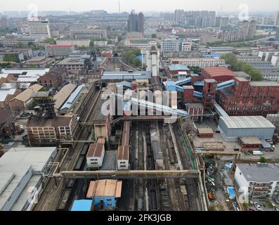 Tangshan. 26 avril 2021. La photo aérienne prise le 26 avril 2021 montre la mine de charbon Kailuan à Tangshan City, dans la province de Hebei, au nord de la Chine. La ville de Tangshan, dans la province de Hebei au nord de la Chine, s'inclinant contre les montagnes Yanshan, face à la mer de Bohai, En plus de contiguë à Pékin et Tianjin, est le berceau de l'industrie moderne de la Chine, un miracle de reprise après l'horrible tremblement de terre de 1976 et aussi la ville natale de Li Dazhao, un co-fondateur du Parti communiste de Chine (PCC). Credit: Jin Haoyuan/Xinhua/Alamy Live News Banque D'Images