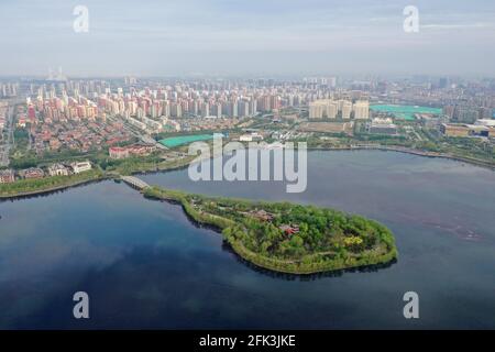 Tangshan. 26 avril 2021. La photo aérienne prise le 26 avril 2021 montre le parc du lac Nanhu à Tangshan, dans la province de Hebei, au nord de la Chine. La ville de Tangshan, dans la province de Hebei au nord de la Chine, s'inclinant contre les montagnes Yanshan, face à la mer de Bohai, En plus de contiguë à Pékin et Tianjin, est le berceau de l'industrie moderne de la Chine, un miracle de reprise après l'horrible tremblement de terre de 1976 et aussi la ville natale de Li Dazhao, un co-fondateur du Parti communiste de Chine (PCC). Credit: Xing Guangli/Xinhua/Alay Live News Banque D'Images