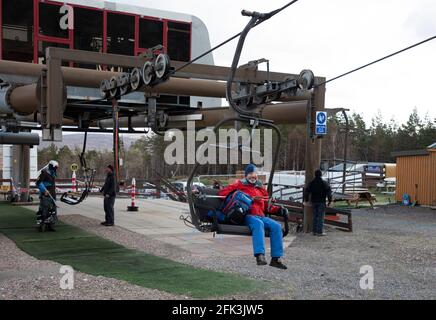 Glencoe, Lochaber, Écosse, Royaume-Uni. 28 avril 2021. Ces hommes ont voyagé d'Aberdeen pour visiter la piste de ski a Quiet Glencoe Mountain Resort et ont hâte après que les restrictions de Lockdown se soient assouplies pour acheter leurs billets et aller à la télécabine pour faire du ski avant que la neige qui reste disparaît des pistes de montagne. Banque D'Images