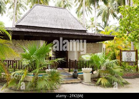 Entrée au spa Orchid sur l'île de Bandos aux Maldives. Les Maldives est une destination tropicale de vacances populaire dans l'océan Indien. Banque D'Images