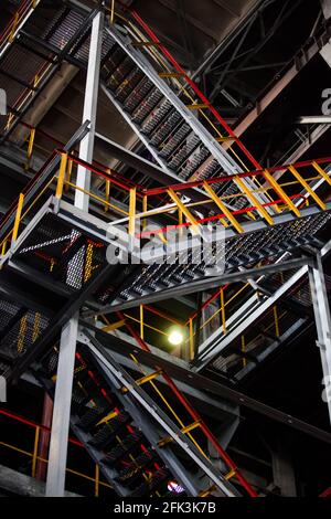 Escaliers métalliques dans l'atelier d'usine. Arrière-plan industriel abstrait. Banque D'Images