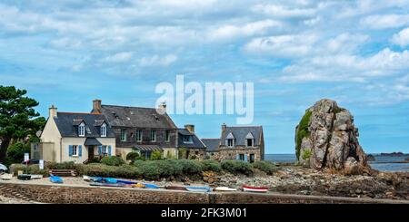 Maisons au bord de la plage à Pors Hir, Côtes d'Armor, Bretagne, France Banque D'Images