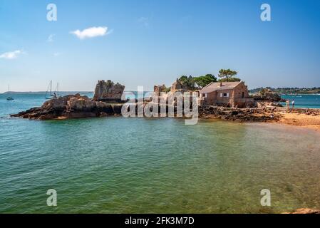 Maison sur la plage de Guerzido sur l'île de Bréhat dans les Côtes d'Armor, Bretagne, France Banque D'Images