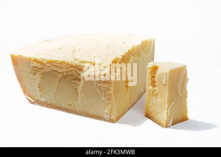 Un morceau de parmesan, Parmigiano Reggiano sur fond blanc Banque D'Images