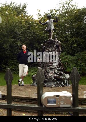 Statue de Peter Pan dans les jardins de Kensington pic David Sandison Banque D'Images