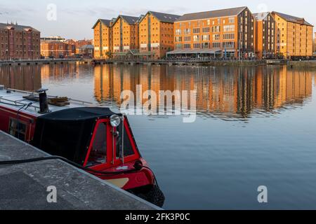 Gloucester Docks dans la soirée avec réflexions d'entrepôts Banque D'Images