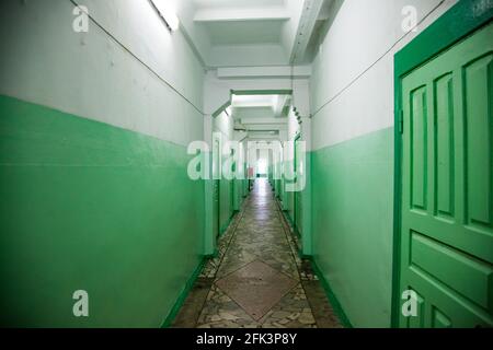 Intérieur industriel et de bureau soviétique classique. Mur peint en vert, pièce en marbre et sol en béton. Murs et plafond blancs. Personne. Banque D'Images