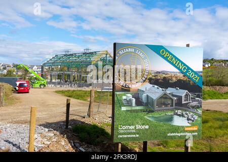 Les travaux de construction recommence à la nouvelle distillerie Sliabh LIAG Distillers à Ardara, dans le comté de Donegal, en Irlande, après des retards dus au confinement de Covid19 Banque D'Images