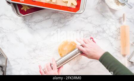 Pose plate. Étape par étape. Faire rouler la pâte à biscuits de sucre pour cuire des biscuits de Noël. Banque D'Images