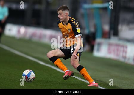 Newport, Royaume-Uni. 27 avril 2021. Lewis Collins du comté de Newport en action. EFL football League Two Match, Newport County v Scunthorpe Utd à Rodney Parade Newport, pays de Galles, le mardi 27 avril 2021. Cette image ne peut être utilisée qu'à des fins éditoriales. Utilisation éditoriale uniquement, licence requise pour une utilisation commerciale. Aucune utilisation dans les Paris, les jeux ou les publications d'un seul club/ligue/joueur. photo par Andrew Orchard /Alay Live News Banque D'Images