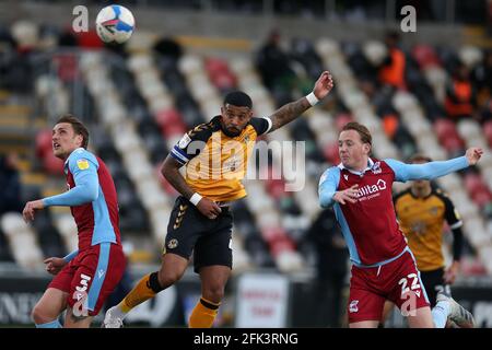 Newport, Royaume-Uni. 27 avril 2021. Joss Labadie, du comté de Newport (c), est à la tête de but. EFL football League Two Match, Newport County v Scunthorpe Utd à Rodney Parade Newport, pays de Galles, le mardi 27 avril 2021. Cette image ne peut être utilisée qu'à des fins éditoriales. Utilisation éditoriale uniquement, licence requise pour une utilisation commerciale. Aucune utilisation dans les Paris, les jeux ou les publications d'un seul club/ligue/joueur. photo par Andrew Orchard /Alay Live News Banque D'Images