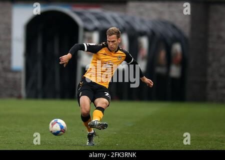 Newport, Royaume-Uni. 27 avril 2021. Mickey Demetriou du comté de Newport en action. EFL football League Two Match, Newport County v Scunthorpe Utd à Rodney Parade Newport, pays de Galles, le mardi 27 avril 2021. Cette image ne peut être utilisée qu'à des fins éditoriales. Utilisation éditoriale uniquement, licence requise pour une utilisation commerciale. Aucune utilisation dans les Paris, les jeux ou les publications d'un seul club/ligue/joueur. photo par Andrew Orchard /Alay Live News Banque D'Images