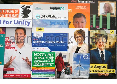 Des dépliants de campagne publiés dans des boîtes aux lettres pour le Parlement écossais Élection le 6 mai 2021 Banque D'Images