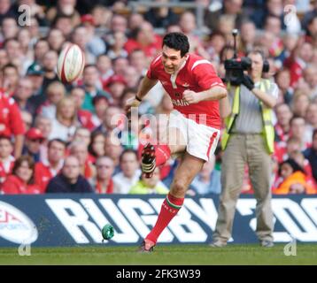 SIX NATIONS PAYS DE GALLES V IRLANDE 19/3/2005 STEVEN JONES DONNE UN COUP DE PIED PHOTO DE PÉNALITÉ DAVID ASHDOWNRUGBY SIX NATIONS Banque D'Images