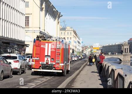 Saint-Pétersbourg, Russie - 10 avril 2021 : un camion rouge d'incendie dans les rues de la ville éteint le feu, éditorial Banque D'Images