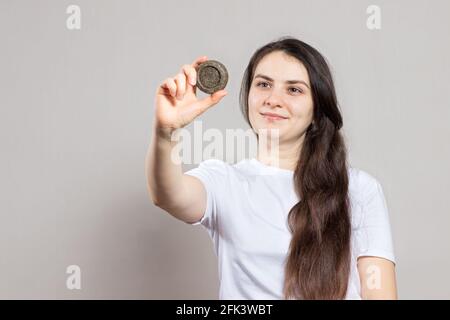 Une femme aux cheveux longs tient un shampooing solide. Cosmétiques écologiques à composition naturelle. Shampooing végétal, thème environnemental. Avec place pour le texte Banque D'Images