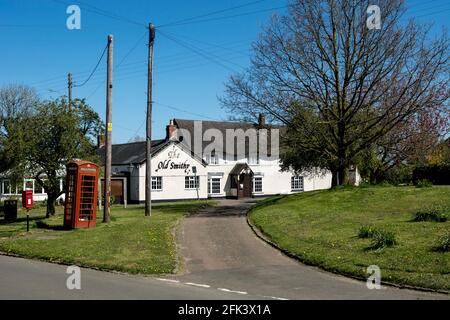 Village de Church Lawford au printemps, y compris le pub Old Smithy, Warwickshire, Angleterre, Royaume-Uni Banque D'Images