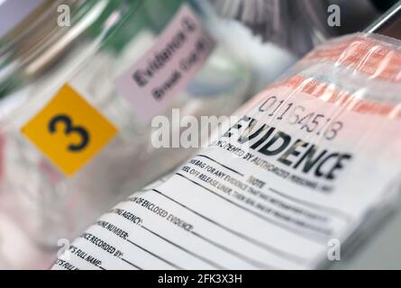 Détail de l'échantillonnage d'ADN dans l'équipement médico-légale tubes Laboratorio, conceptual image Banque D'Images