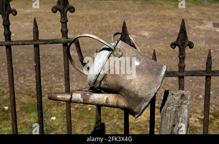 Un vieux arrosoir en métal, chantier naval de Saint-Pierre, Church Lawford, Warwickshire, Angleterre, ROYAUME-UNI Banque D'Images