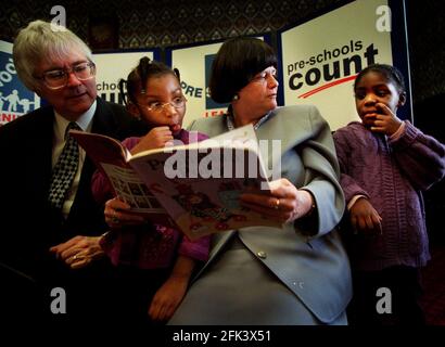 Ann Widdecombe à un photocall janvier 2000 pour lancer une collaboration d'apprentissage pré-scolaire avec les enfants d'une pré-école de lambeth. Elle a écrit avec Barbera Follet et Bob Russel au sujet de leur première journée d'école. Banque D'Images