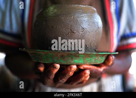 Les femmes de la province rurale de Limpopo en Afrique du Sud utilisent du sable et de l'eau pour faire de la poterie à l'aide de méthodes traditionnelles de fabrication à la main Banque D'Images