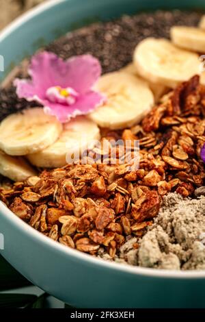 Bol à smoothie avec graines de bananes et granola de la halva Banque D'Images