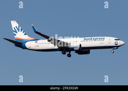 FRANCFORT AM MAIN, ALLEMAGNE - 02 novembre 2019 : SunExpress (XQ / SXS) approche de l'aéroport de Francfort (EDDF/FRA) avec un Boeing B738 (TC-SOP/33562). Banque D'Images